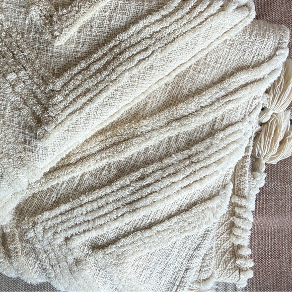 NATURAL LIFE Tufted Woven Quilt - Picture 4 of 7